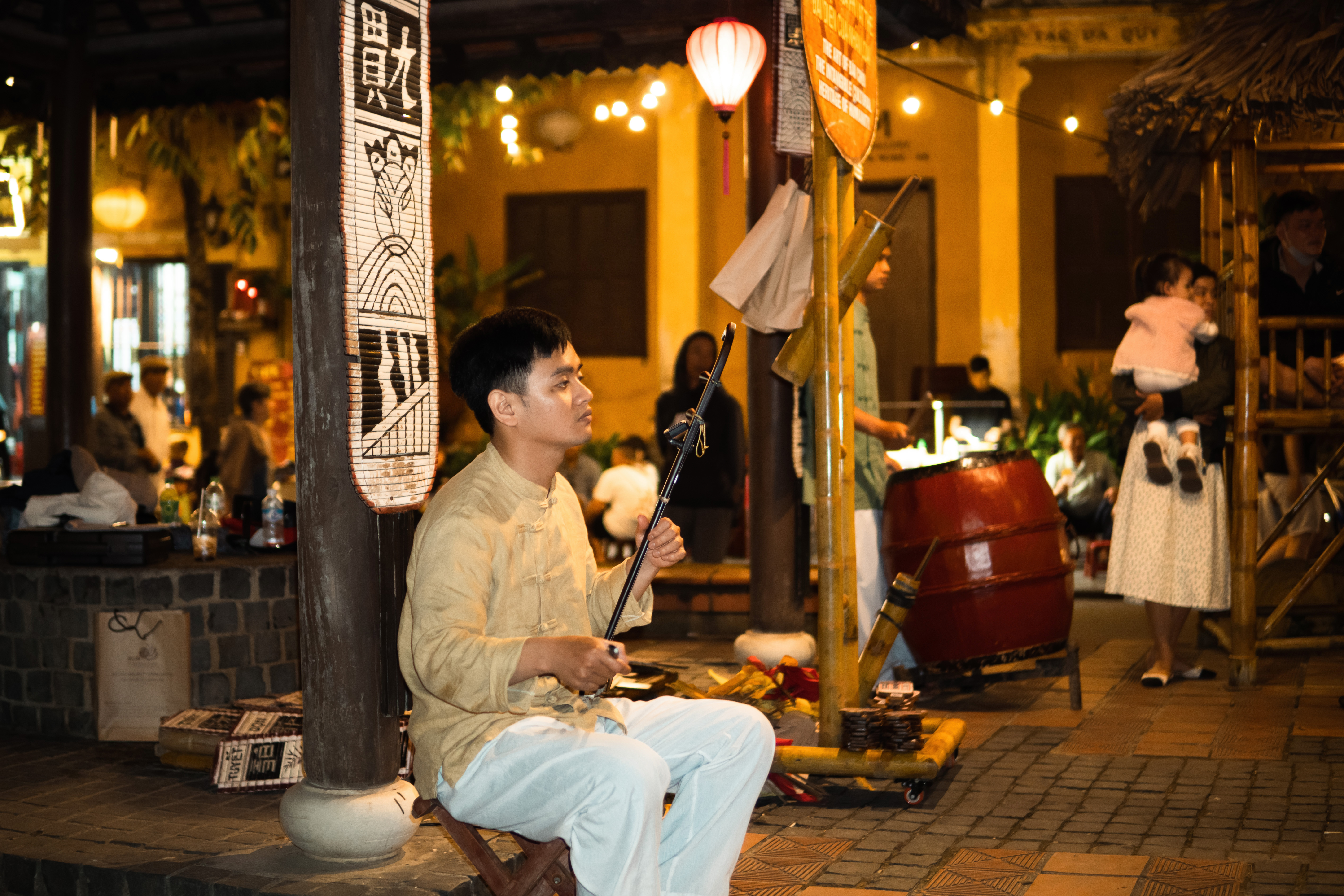 Artist plays the erhu